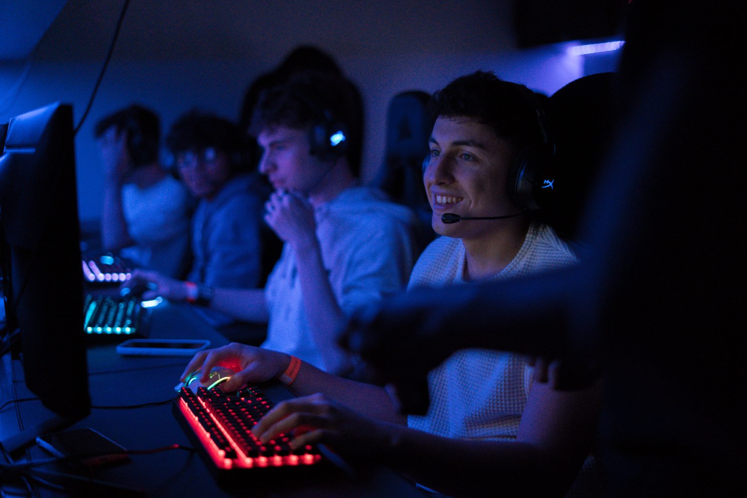 Grupo jugando en la Arena PC de Armada