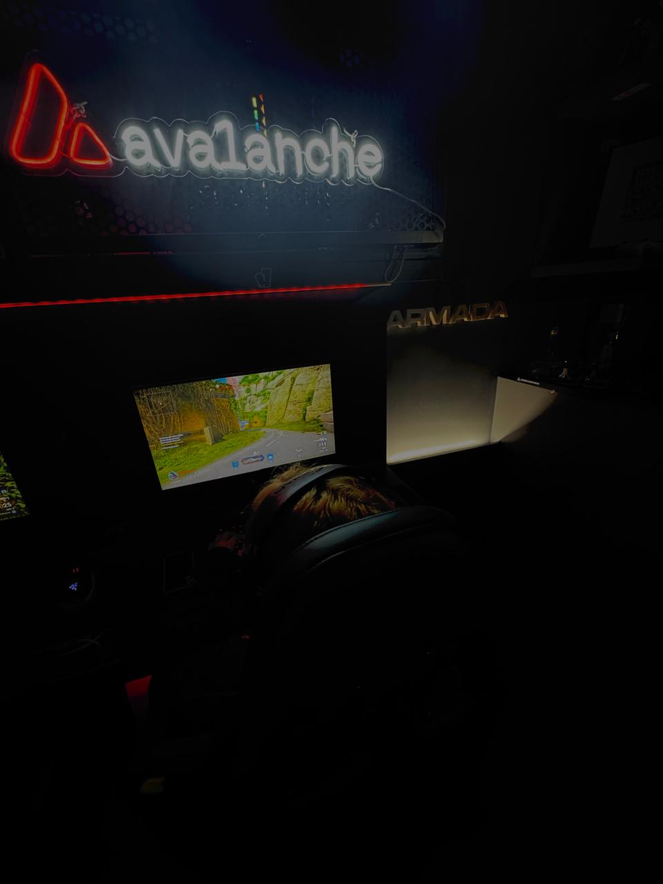 Setup Armada con cartel neón avalanche