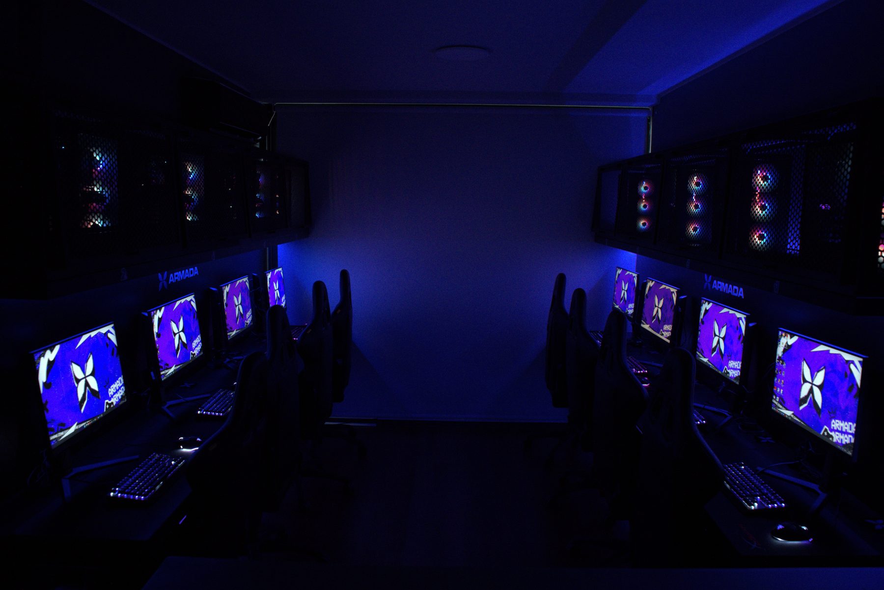 Sala PC — estaciones con monitores y periféricos Armada