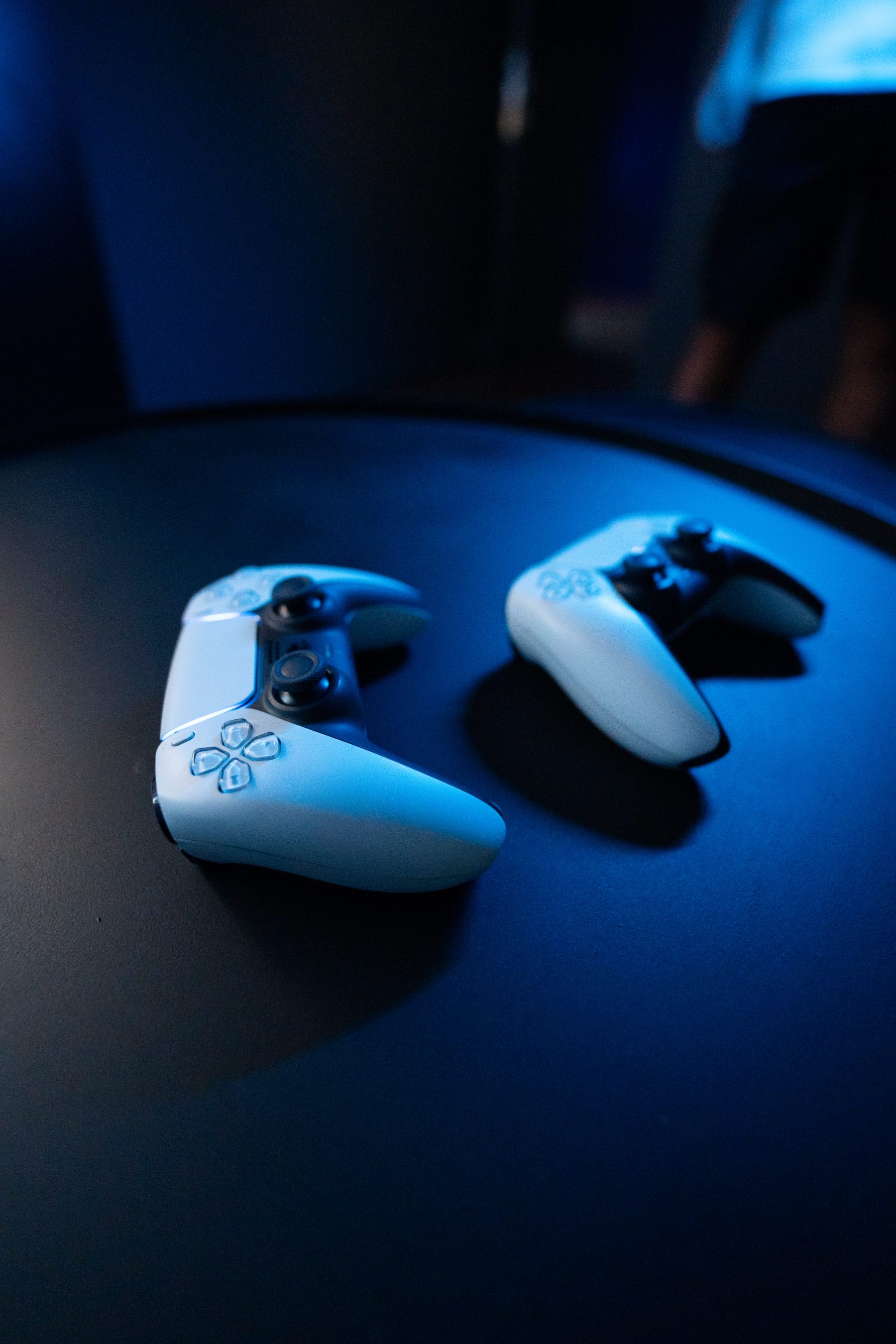 Sala Play — joysticks PS5 en sala privada